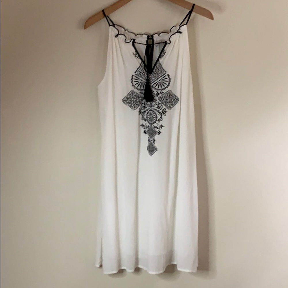 💥BEAUTIFUL WHITE EMBROIDERED MIDI DRESS